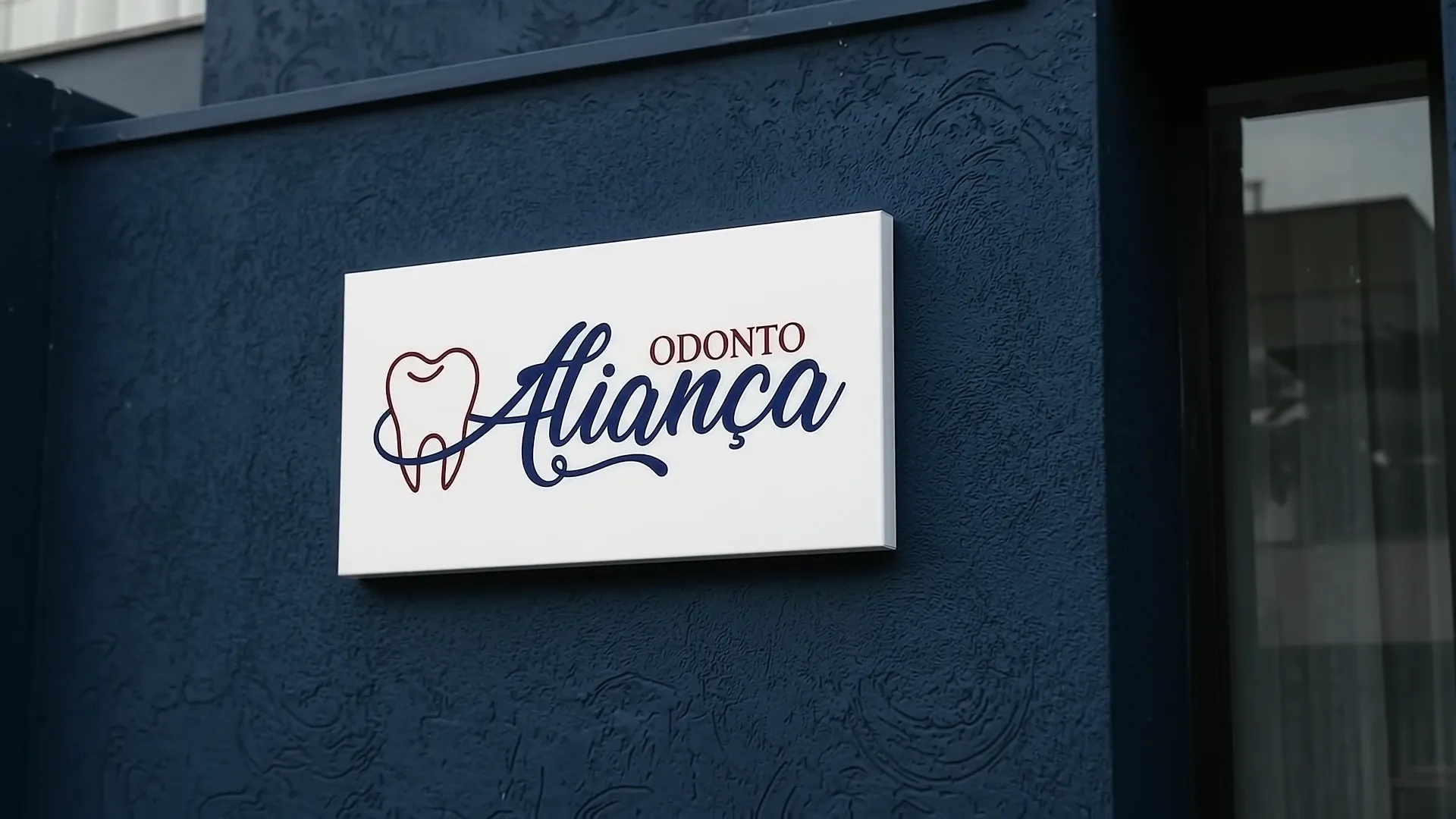 Representação conceitual da marca Odonto Aliança em placa branca sobre parede azul
